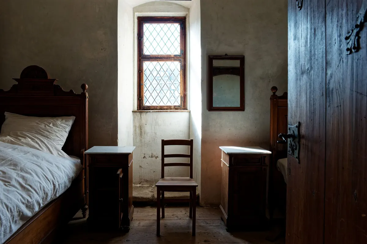 thrifted wooden bench bedroom rustic chic aesthetic