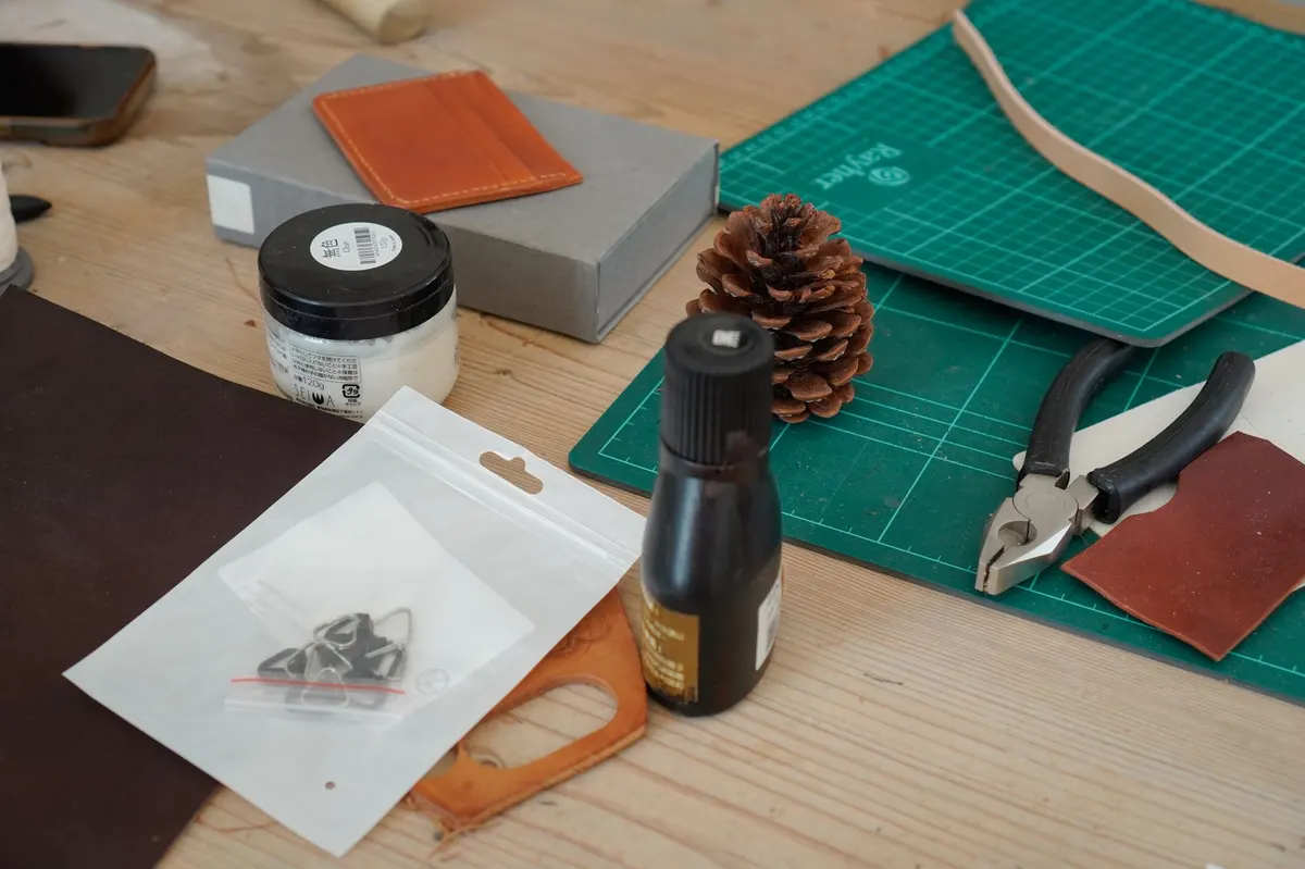 leather strap brass hardware cutting