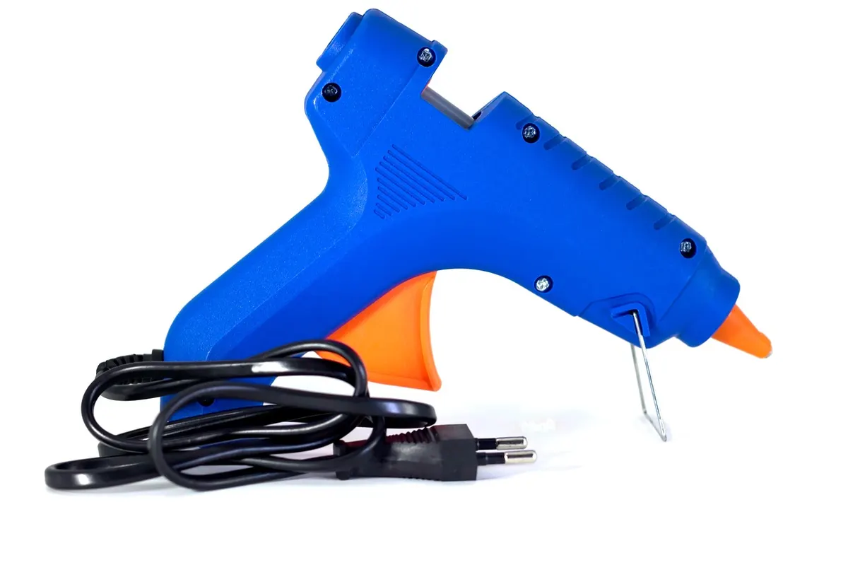 hot glue gun wrapping rope on plastic basket