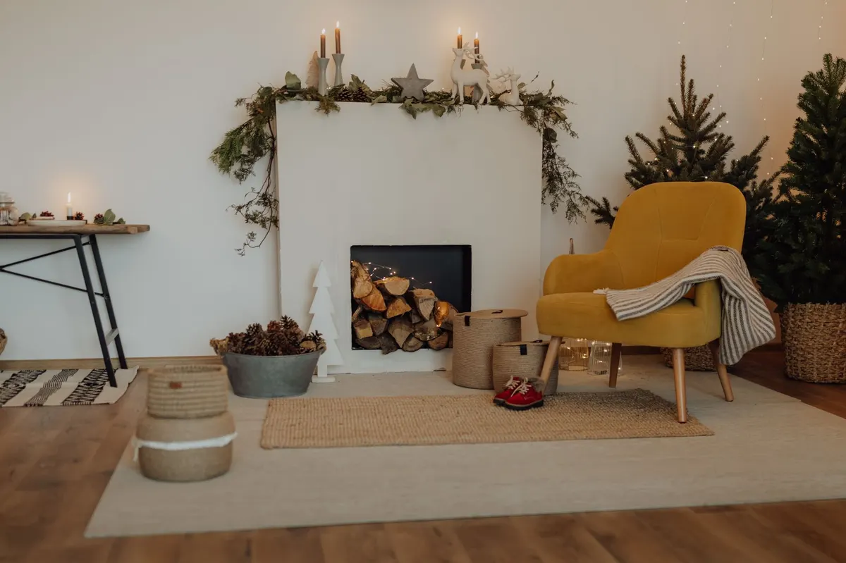 minimalist christmas decor mantel