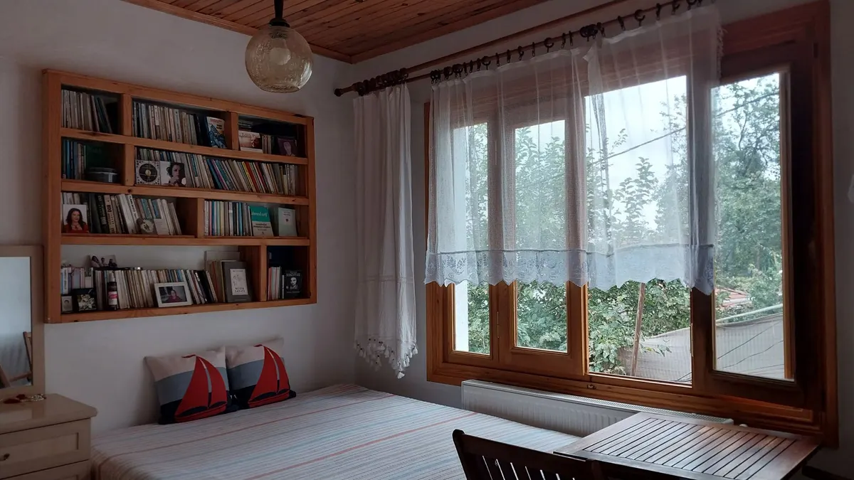 boho teen room bookshelf styling